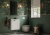 Aranżacja łazienki z maleńka szafka w kolorze białym .