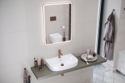 Aranżacja łazienki z prostokątnym lustrem Corrido ramka miedziana rozmiar 60x80.